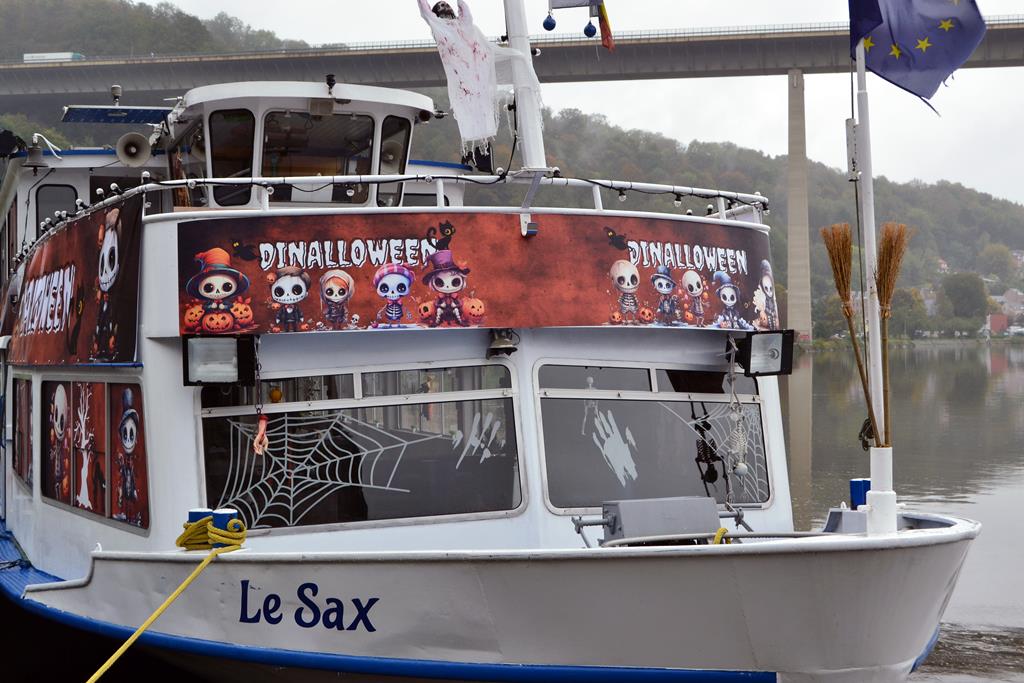 Lettrage halloween bateau LE SAX Dinant